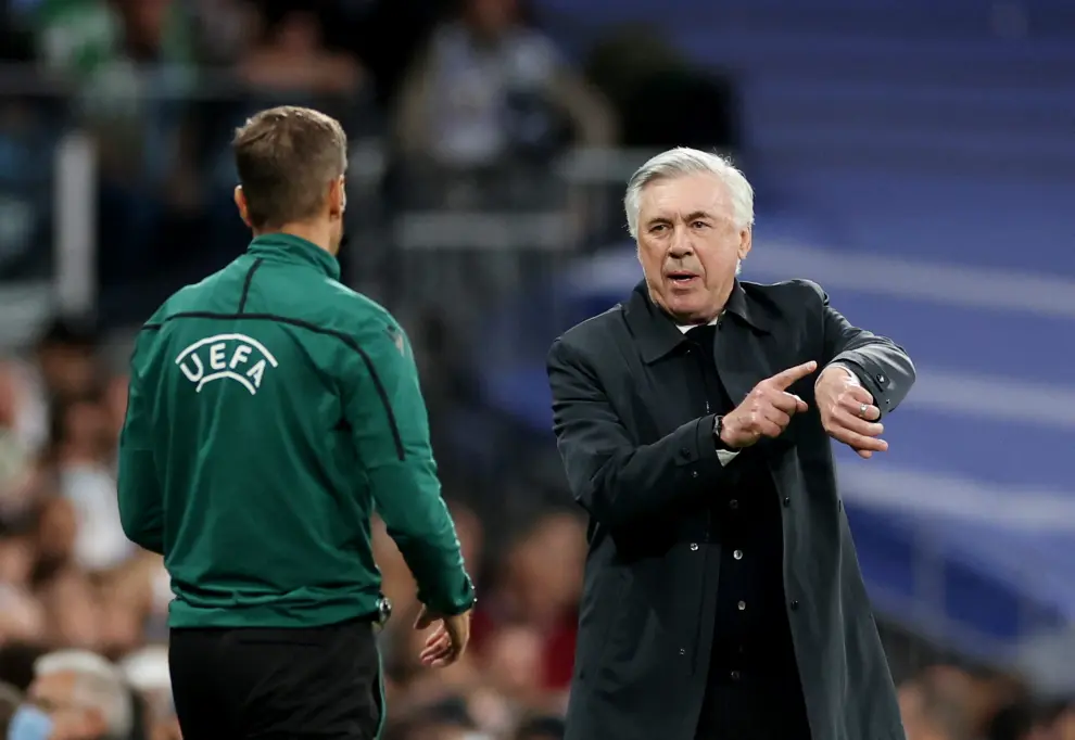 Soccer Football - Champions League - Semi Final - Second Leg - Real Madrid v Manchester City - Santiago Bernabeu, Madrid, Spain - May 4, 2022 Manchester City manager Pep Guardiola as Real Madrid coach Carlo Ancelotti looks on REUTERS/Juan Medina SOCCER-CHAMPIONS-MAD-MCI/REPORT