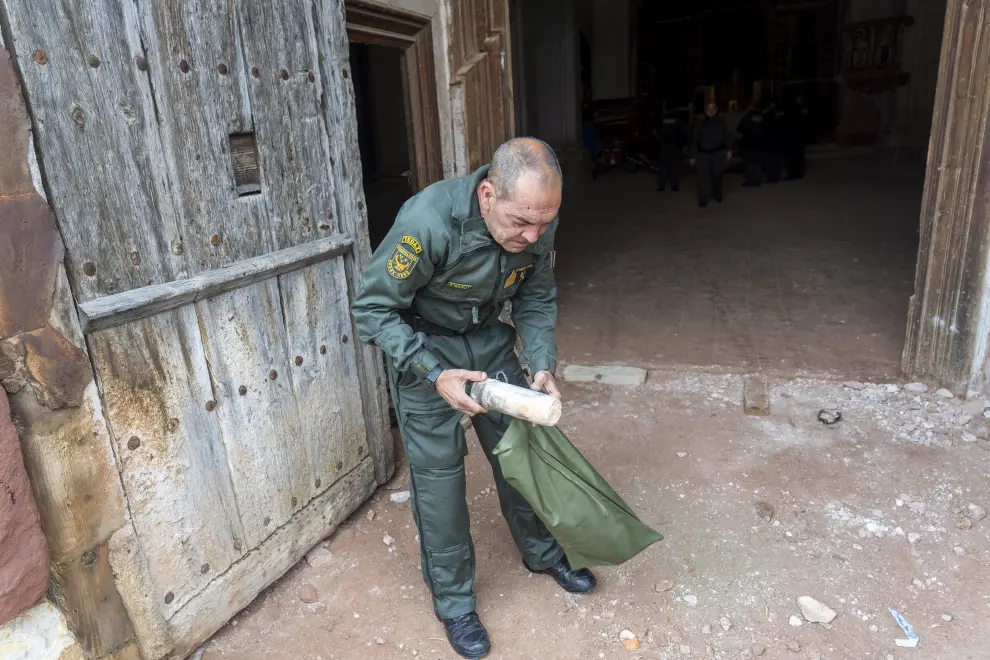 Miembros de los Tedax de la Guardia Civil retiran dos bombas de la Guerra Civil en la iglesia del convento del Carmen en Gea de Albarracín