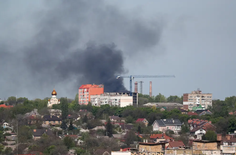 Una gran nube de humo de un almacén de aceite de Donetsk.