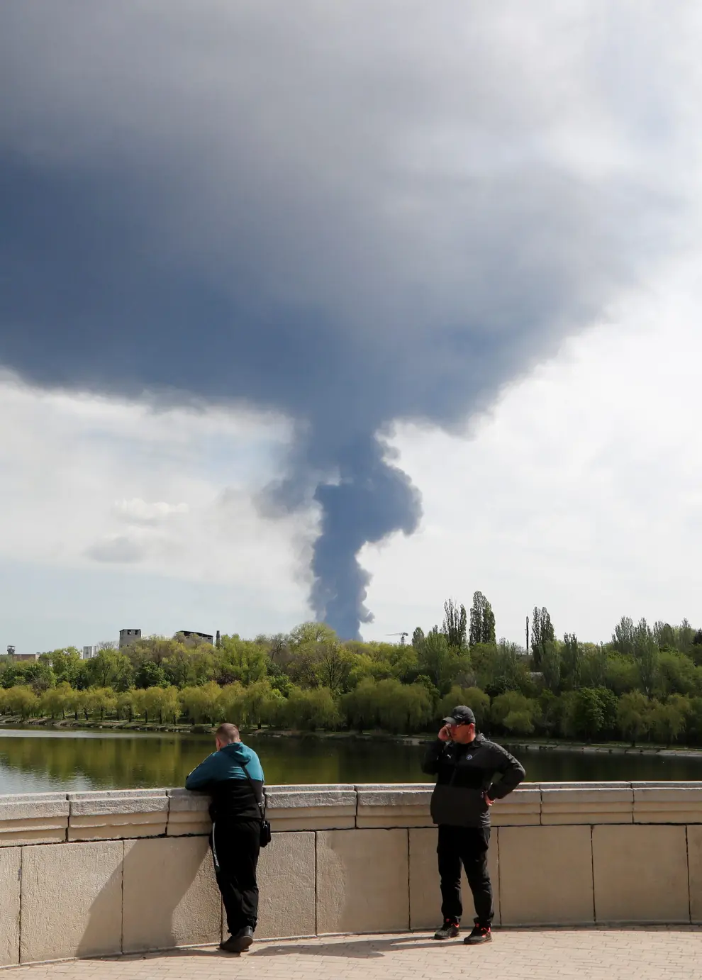 Una gran nube de humo de un almacén de aceite de Donetsk.