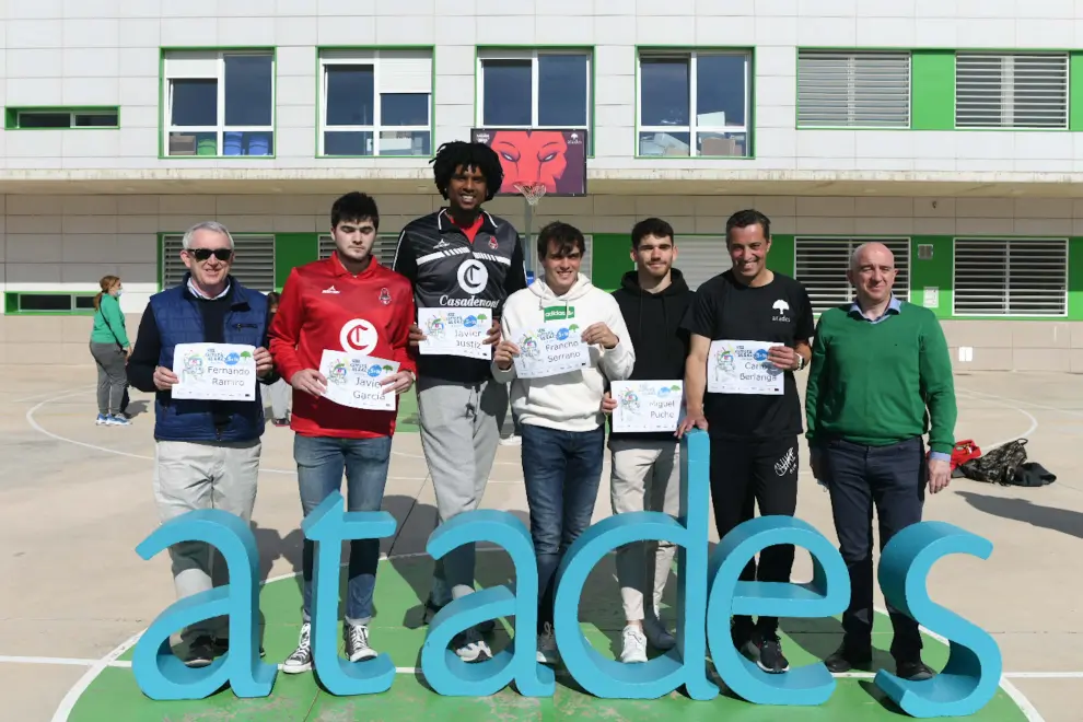 Jugadores del Real Zaragoza y el Casademont Zaragoza entrenan con alumnos de ATADES
