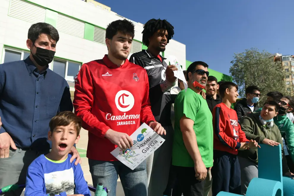 Jugadores del Real Zaragoza y el Casademont Zaragoza entrenan con alumnos de ATADES