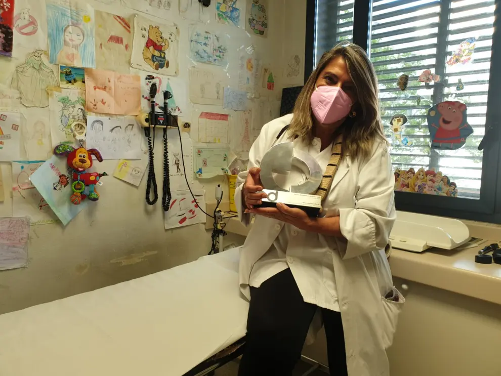 La doctora Teresa Cenarro enseña el premio recibido en 2016 por buenas prácticas que el coronavirus ha obligado a dejar de lado.