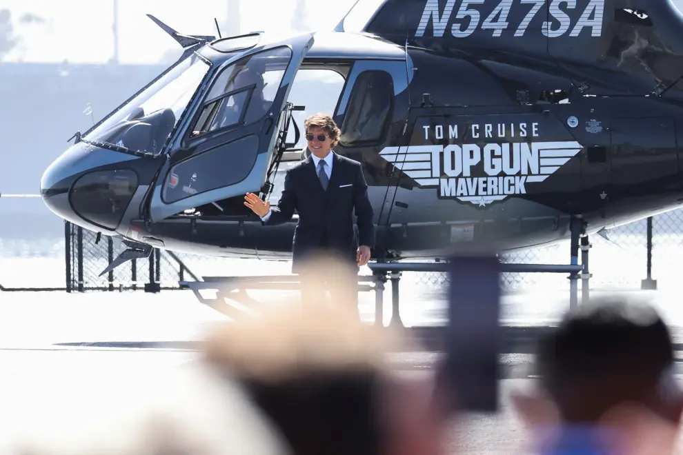 Tom Cruise aterriza un helicóptero sobre un portaaviones.