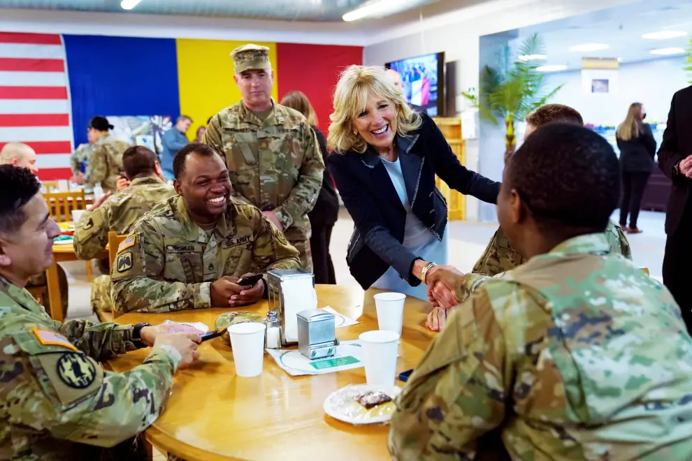 Fotos de Jill Biden visitando a las tropas de EE. UU. cerca del Mar Negro