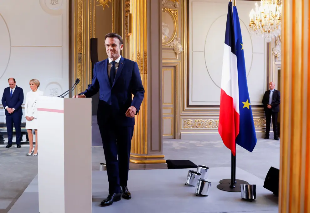 Paris (France), 07/05/2022.- French President Emmanuel Macron is applauded as he is sworn-in for a second term as president after his re-election, during a ceremony at the Elysee Palace in Paris, France, 07 May 2022. (Francia) EFE/EPA/GONZALO FUENTES / POOL MAXPPP OUT
 FRANCE GOVERNMENT MACRON SWEARING IN CEREMONY