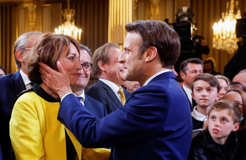 Paris (France), 07/05/2022.- Edouard Philippe, Le Havre mayor and former French Prime Minister shakes hands with French President Emmanuel Macron as he is sworn-in for a second term as president after his re-election, during a ceremony at the Elysee Palace in Paris, France, 07 May 2022. (Francia) EFE/EPA/GONZALO FUENTES / POOL MAXPPP OUT
 FRANCE GOVERNMENT MACRON SWEARING IN CEREMONY