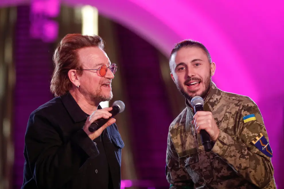 U2 rock band frontman Bono and Ukrainian serviceman, frontman of the Antytila band Taras Topolia sing during a performance for Ukrainian people inside a subway station, as Russia's attack on Ukraine continues, in Kyiv, Ukraine May 8, 2022. REUTERS/Valentyn Ogirenko UKRAINE-CRISIS/BONO