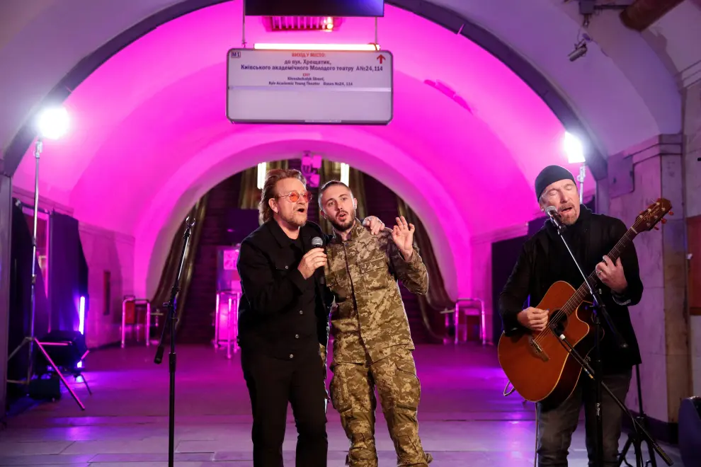 U2 rock band frontman Bono and Ukrainian serviceman, frontman of the Antytila band Taras Topolia sing during a performance for Ukrainian people inside a subway station, as Russia's attack on Ukraine continues, in Kyiv, Ukraine May 8, 2022.  REUTERS/Valentyn Ogirenko UKRAINE-CRISIS/BONO