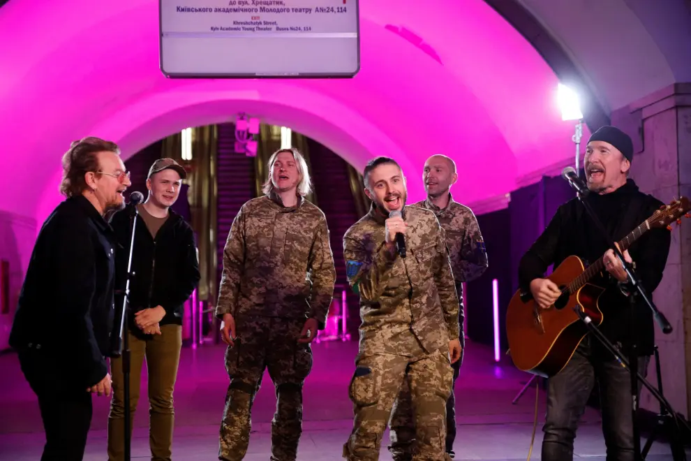 Bono, The Edge and Ukrainian serviceman, frontman of the Antytila band Taras Topolia sing during a performance for Ukrainian people inside a subway station, as Russia's attack on Ukraine continues, in Kyiv, Ukraine May 8, 2022. REUTERS/Valentyn Ogirenko UKRAINE-CRISIS/BONO