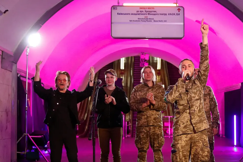 Bono y Topolia, líder de la banda Antytila, cantan en el metro de Kiev.