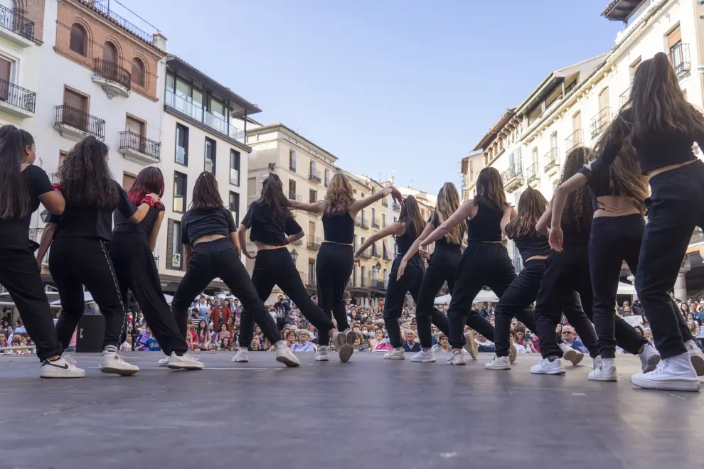 Celebración del Día de la Danza en la plaza del Torico de Teruel.