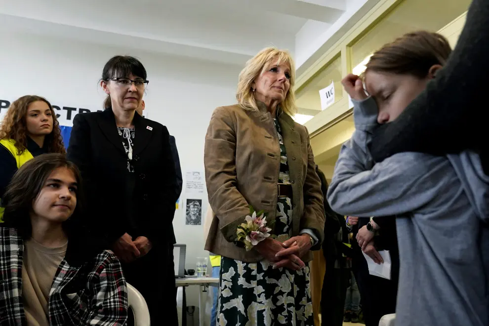 La primera dama estadounidense Jill Biden se entrevistó con la mujer de Zelenski, Odena Zelenska este domingo, aunque las imágenes se han hecho públicas hoy.  Jill Biden ha visitado una escuela, cuando en Ucrania se celebraba el Día de la Madre.
