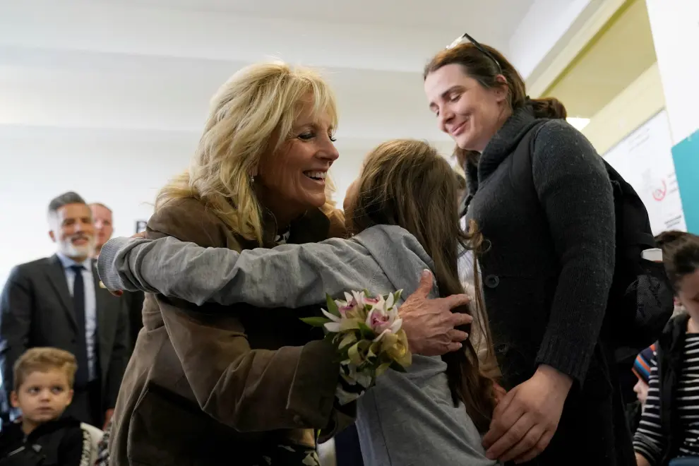 La primera dama estadounidense Jill Biden se entrevistó con la mujer de Zelenski, Odena Zelenska este domingo, aunque las imágenes se han hecho públicas hoy. Jill Biden ha visitado una escuela, cuando en Ucrania se celebraba el Día de la Madre.