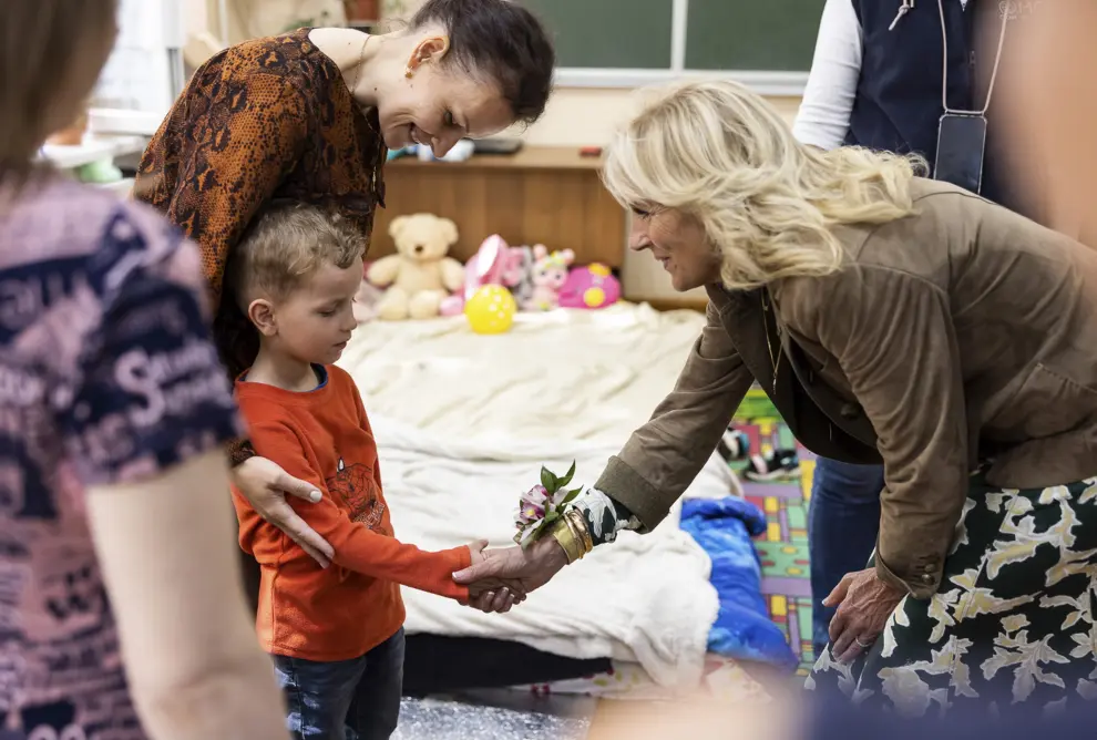 Uzhgorod (Ukraine), 08/05/2022.- A handout photo made available 09 May by the Ukrainian Presidential Press Service shows US First Lady Jill Biden (2-L) meeting with Ukrainian First Lady Olena Zelenska (L) during their visit to School 6 in the Western Ukrainian city of Uzhgorod, 08 May 2022 (issued 09 May 2022). Jill Biden is on a tour of the region to meet with displaced Ukrainians, NGO workers and volunteers amid the Russian invasion of Ukraine. (Rusia, Ucrania, Estados Unidos) EFE/EPA/PRESIDENTIAL PRESS SERVICE HANDOUT HANDOUT HANDOUT EDITORIAL USE ONLY/NO SALES
 UKRAINE USA JILL BIDEN
