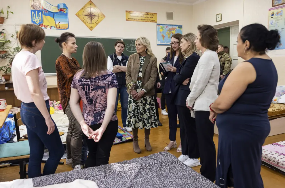 Uzhgorod (Ukraine), 08/05/2022.- A handout photo made available 09 May by the Ukrainian Presidential Press Service shows US First Lady Jill Biden (R) meeting with refugees in the Western Ukrainian city of Uzhgorod, 08 May 2022 (issued 09 May 2022). Jill Biden is on a tour of the region to meet with displaced Ukrainians, NGO workers and volunteers amid the Russian invasion in Ukraine. (Rusia, Ucrania, Estados Unidos) EFE/EPA/PRESIDENTIAL PRESS SERVICE HANDOUT HANDOUT HANDOUT HANDOUT EDITORIAL USE ONLY/NO SALES
 UKRAINE USA JILL BIDEN
