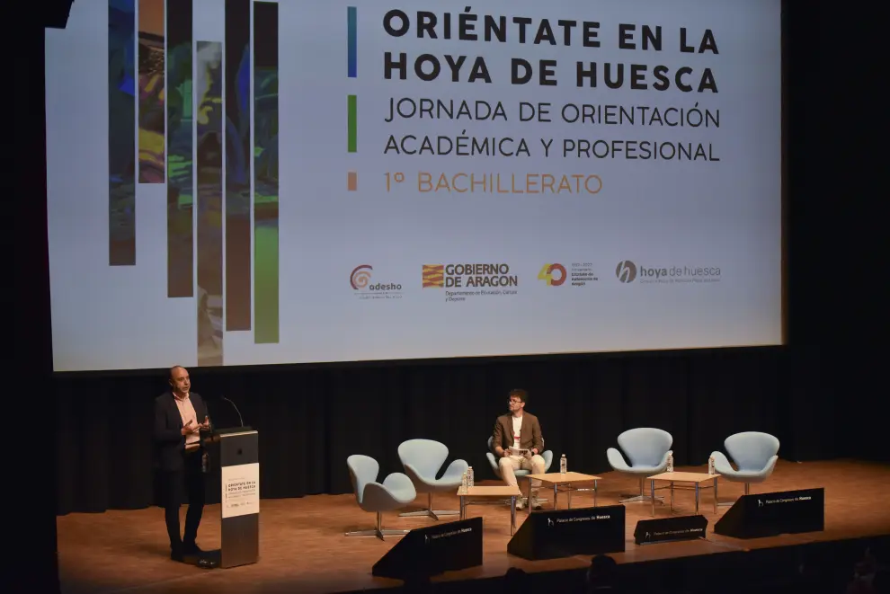 Más de 500 alumnos de 1º de Bachillerato de todos los institutos de Huesca han participado en la jornada de orientación.