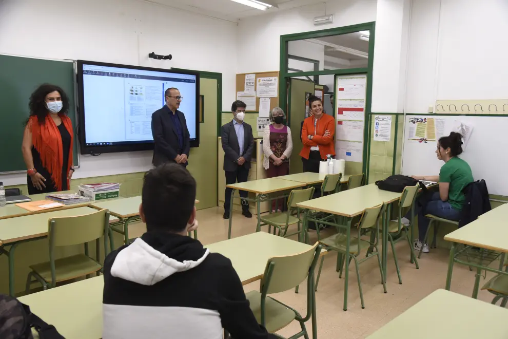 El consejero Felipe Faci ha visitado el centro de educación de personas adultas Miguel Hernández de Huesca, donde enseñan castellano a los refugiados llegados de Ucrania.
