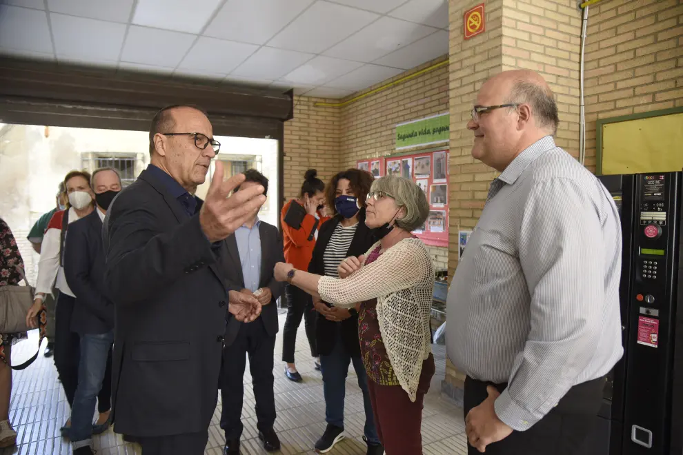 El consejero Felipe Faci ha visitado el centro de educación de personas adultas Miguel Hernández de Huesca, donde enseñan castellano a los refugiados llegados de Ucrania.