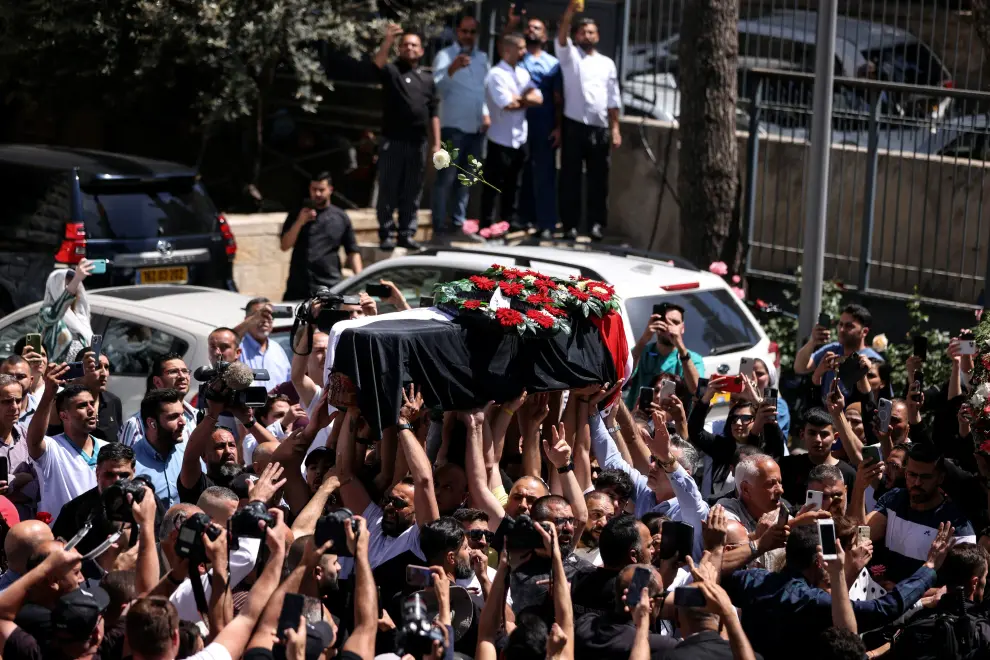 Family and friends of Al Jazeera reporter Shireen Abu Akleh, who was killed during an Israeli raid in Jenin in the occupied West Bank, carry her body as she arrives in Jerusalem, May 12, 2022. REUTERS/Ammar Awad PALESTINIANS-ISRAEL/JOURNALIST