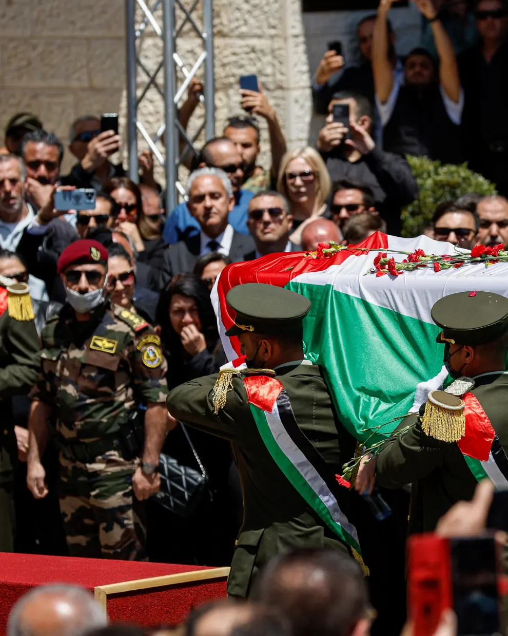 Palestinian President Mahmoud Abbas bids farewell to Al Jazeera journalist Shireen Abu Akleh, who was killed during an Israeli raid, in Ramallah in the Israeli-occupied West Bank May 12, 2022. REUTERS/Mohamad Torokman ISRAEL-PALESTINIANS/JOURNALIST-FAREWELL