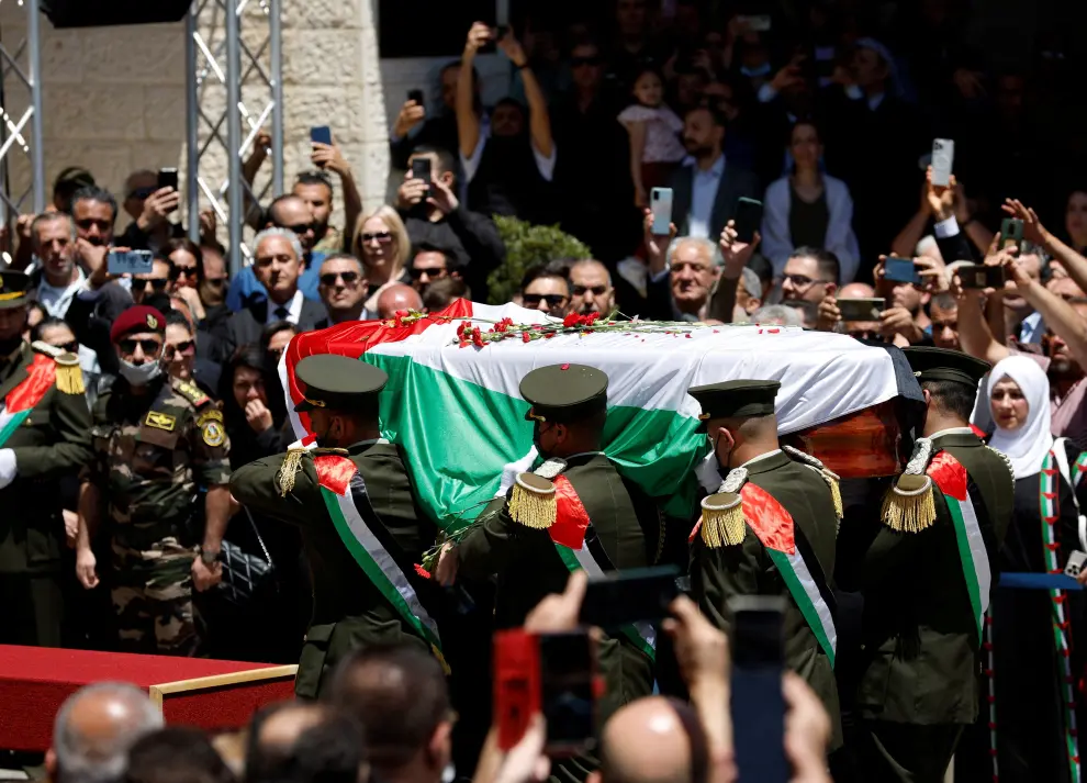 Honour guards carry the casket of Al Jazeera journalist Shireen Abu Akleh, who was killed during an Israeli raid, as Palestinians bid their farewell in Ramallah in the Israeli-occupied West Bank May 12, 2022. REUTERS/Mohamad Torokman ISRAEL-PALESTINIANS/JOURNALIST-FAREWELL