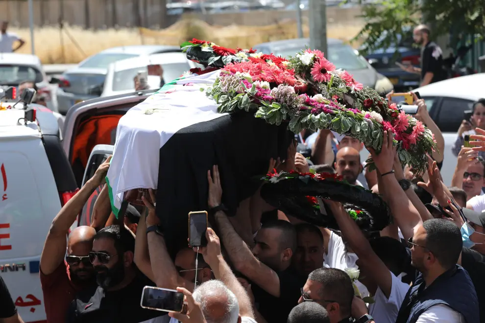 Honour guards carry the casket of Al Jazeera journalist Shireen Abu Akleh, who was killed during an Israeli raid, as Palestinians bid their farewell in Ramallah in the Israeli-occupied West Bank May 12, 2022. REUTERS/Mohamad Torokman     TPX IMAGES OF THE DAY ISRAEL-PALESTINIANS/JOURNALIST-FAREWELL