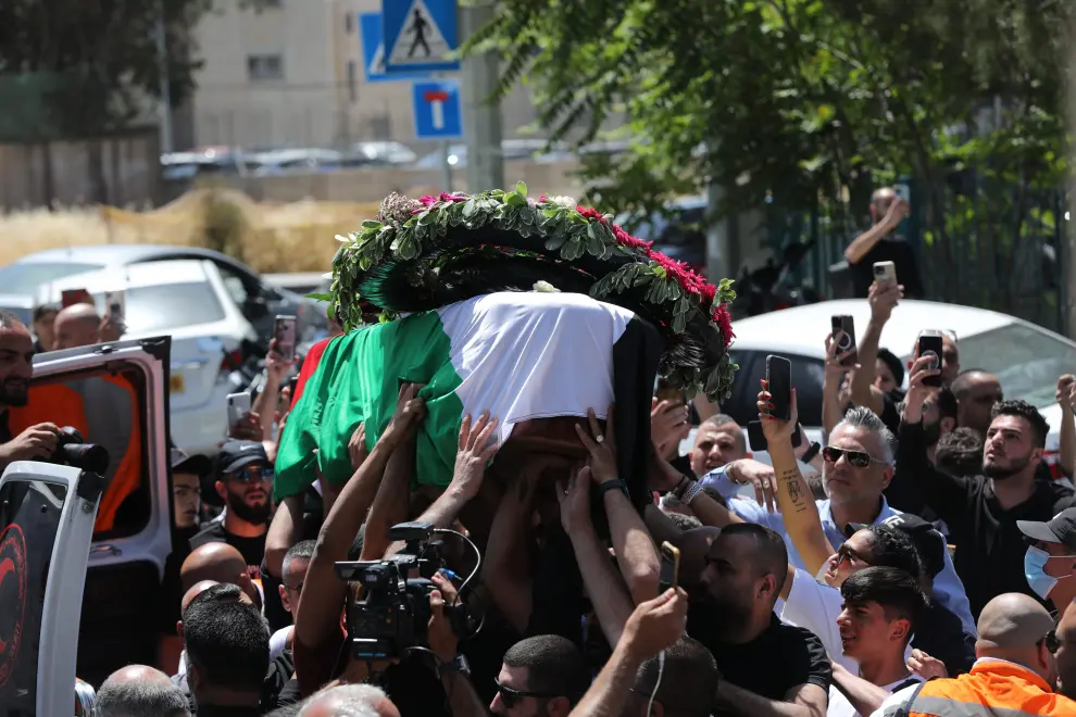 Honour guards carry the casket of Al Jazeera journalist Shireen Abu Akleh, who was killed during an Israeli raid, as Palestinians bid their farewell in Ramallah in the Israeli-occupied West Bank May 12, 2022. REUTERS/Mohamad Torokman     TPX IMAGES OF THE DAY ISRAEL-PALESTINIANS/JOURNALIST-FAREWELL