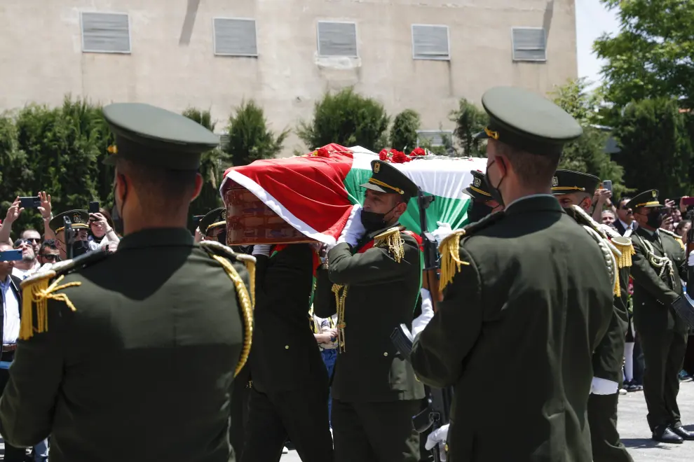 Ramallah (-), 12/05/2022.- Palestinian honor guard carry the coffin of Al-Jazeera correspondent Shireen Abu Akleh during an official funeral at the headquarters of the Palestinian Authority in the West Bank city of Ramallah, 12 May 2022. According to the Palestinian health ministry, Al Jazeera journalist Shireen Abu Akleh was shot and killed on 11 May 2022 by Israeli forces during an Israeli raid in the West Bank town of Jenin. EFE/EPA/ATEF SAFADI
 MIDEAST PALESTINIANS SHIREEN ABU AKLEH