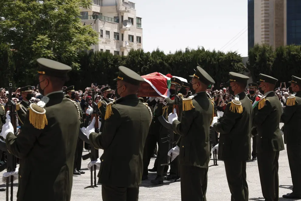 Ramallah (-), 12/05/2022.- Palestinian honor guard carry the coffin of Al-Jazeera correspondent Shireen Abu Akleh during an official funeral at the headquarters of the Palestinian Authority in the West Bank city of Ramallah, 12 May 2022. According to the Palestinian health ministry, Al Jazeera journalist Shireen Abu Akleh was shot and killed on 11 May 2022 by Israeli forces during an Israeli raid in the West Bank town of Jenin. EFE/EPA/ATEF SAFADI
 MIDEAST PALESTINIANS SHIREEN ABU AKLEH