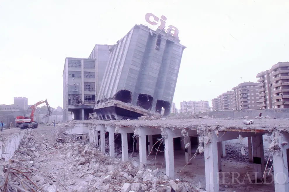 Primer intento de la demolición del silo de Piensos CIA, en La Almozara.