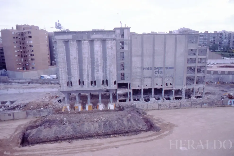Primer intento de la demolición del silo de Piensos Cia, en La Almozara.