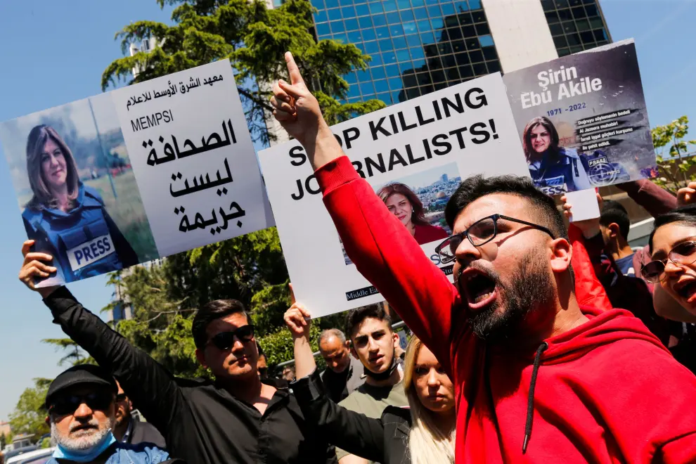 Pro-Palestinian demonstrators hold placards with the pictures of Al Jazeera reporter Shireen Abu Akleh, who was killed during an Israeli raid in Jenin, during a protest outside the Israeli consulate in Istanbul, Turkey May 12, 2022. REUTERS/Dilara Senkaya PALESTINIANS-ISRAEL/JOURNALIST