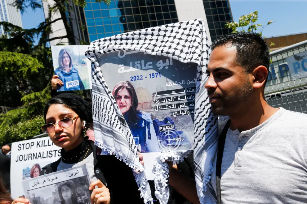 Pro-Palestinian demonstrators shout slogans as they hold placards with the pictures of Al Jazeera reporter Shireen Abu Akleh, who was killed during an Israeli raid in Jenin, during a protest outside the Israeli consulate in Istanbul, Turkey May 12, 2022. REUTERS/Dilara Senkaya PALESTINIANS-ISRAEL/JOURNALIST