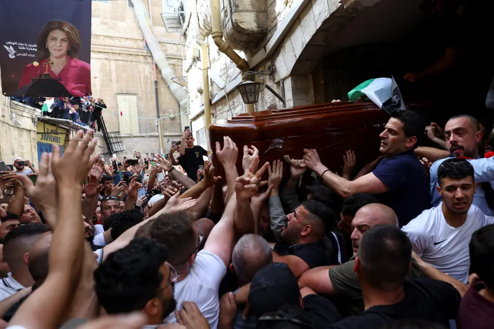 Family and friends carry the coffin of Al Jazeera reporter Shireen Abu Akleh, who was killed during an Israeli raid in Jenin in the occupied West Bank, during her funeral in Jerusalem, May 13, 2022. REUTERS/Ronen Zvulun ISRAEL-PALESTINIANS/JOURNALIST