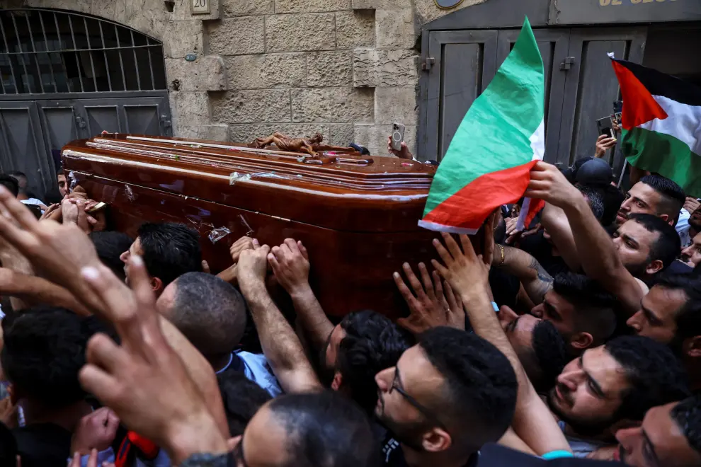 Family and friends carry the coffin of Al Jazeera reporter Shireen Abu Akleh, who was killed during an Israeli raid in Jenin in the occupied West Bank, during her funeral in Jerusalem, May 13, 2022. REUTERS/Ronen Zvulun ISRAEL-PALESTINIANS/JOURNALIST