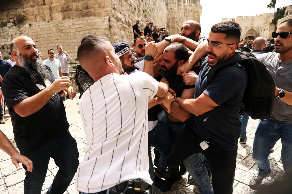 Members of the Israeli security forces detain a man during the funeral of Al Jazeera reporter Shireen Abu Akleh, who was killed during an Israeli raid in Jenin in the occupied West Bank, in Jerusalem, May 13, 2022. REUTERS/Ronen Zvulun ISRAEL-PALESTINIANS/JOURNALIST