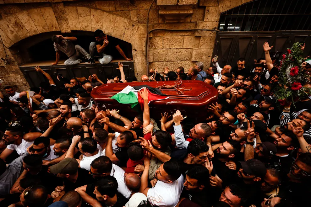 Members of Israeli security forces detain a man during the funeral of Al Jazeera reporter Shireen Abu Akleh, who was killed during an Israeli raid in Jenin in the occupied West Bank, in Jerusalem, May 13, 2022. REUTERS/Ronen Zvulun ISRAEL-PALESTINIANS/JOURNALIST
