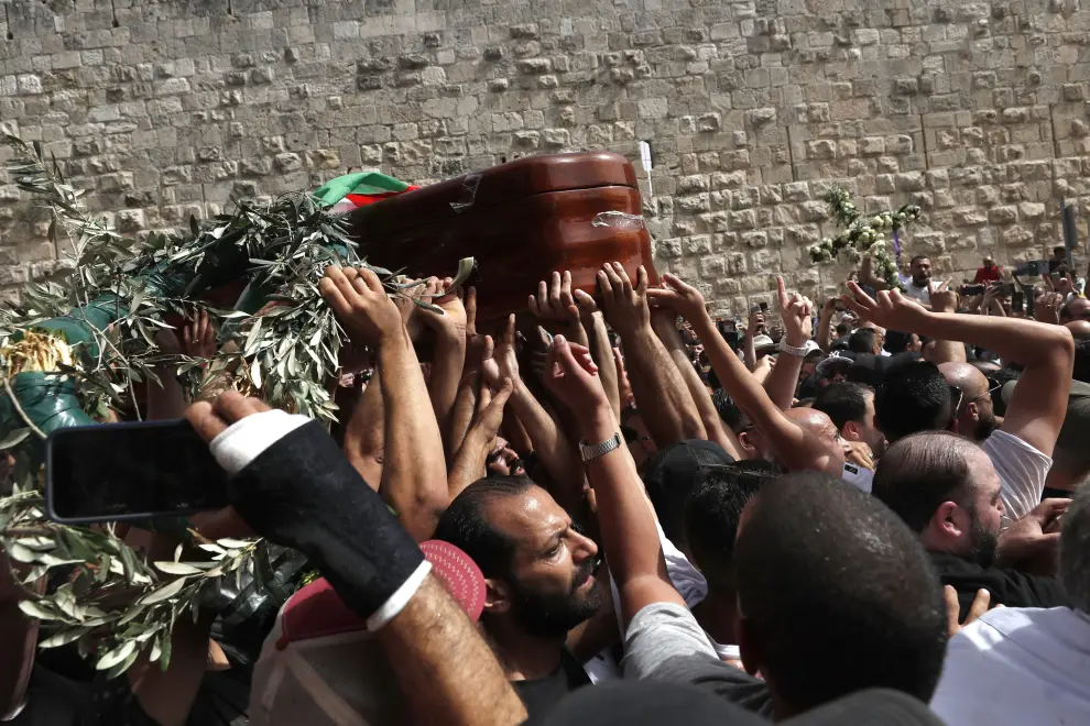 Family and friends carry the coffin of Al Jazeera reporter Shireen Abu Akleh, who was killed during an Israeli raid in Jenin in the occupied West Bank, during her funeral in a church in Jerusalem, May 13, 2022. REUTERS/Ammar Awad ISRAEL-PALESTINIANS/JOURNALIST