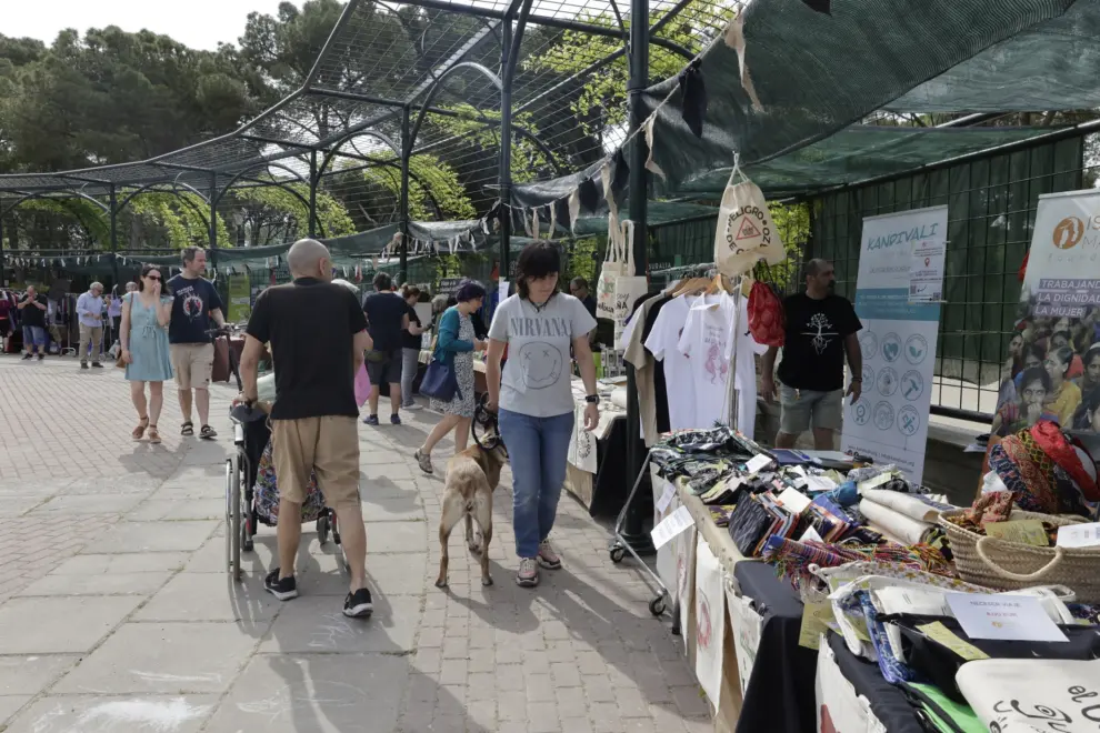 Mercado de comercio justo en el Parque Grande de Zaragoza.