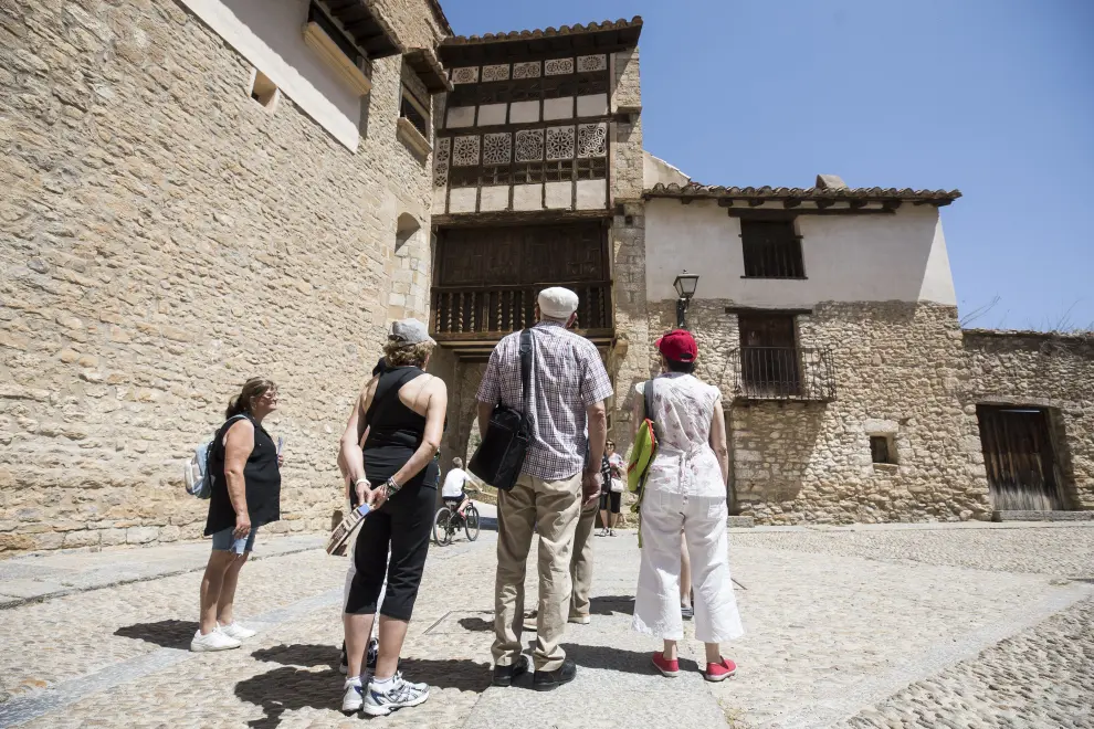 Un grupo de turistas observa el Portal de las Monjas, uno de los cinco accesos tradicionales a Mirambel.