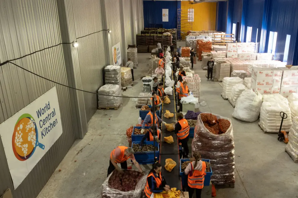 Voluntarios trabajan en una línea de World Central Kitchen en Dnipro para donar alimentos a desplazados por la guerra.