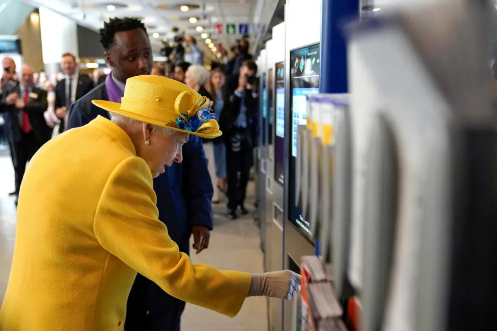Britain's Queen Elizabeth meets staff of the Crossrail project and Elizabeth Line as they mark the completion of London's Crossrail project at Paddington station in London, Britain May 17, 2022. Andrew Matthews/Pool via REUTERS BRITAIN-TRANSPORT/ELIZABETH