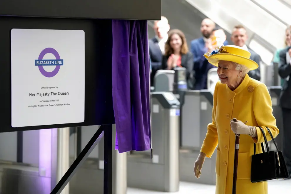 Britain's Queen Elizabeth is shown how to purchase a ticket as she unveiled a plaque to mark the completion of London's Crossrail project at Paddington station in London, Britain May 17, 2022. Andrew Matthews/Pool via REUTERS BRITAIN-TRANSPORT/ELIZABETH