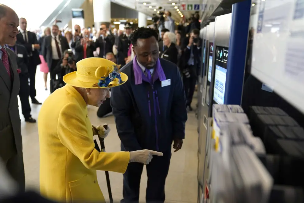 Britain's Queen Elizabeth is shown how to purchase a ticket as she unveiled a plaque to mark the completion of London's Crossrail project at Paddington station in London, Britain May 17, 2022. Andrew Matthews/Pool via REUTERS BRITAIN-TRANSPORT/ELIZABETH