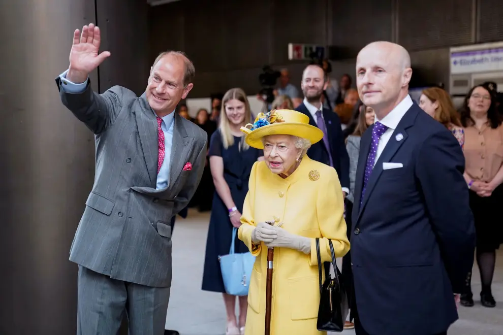 Britain's Queen Elizabeth unveils a plaque of Elizabeth line to mark the completion of London's Crossrail project at Paddington station in London, Britain May 17, 2022. Andrew Matthews/Pool via REUTERS BRITAIN-TRANSPORT/ELIZABETH