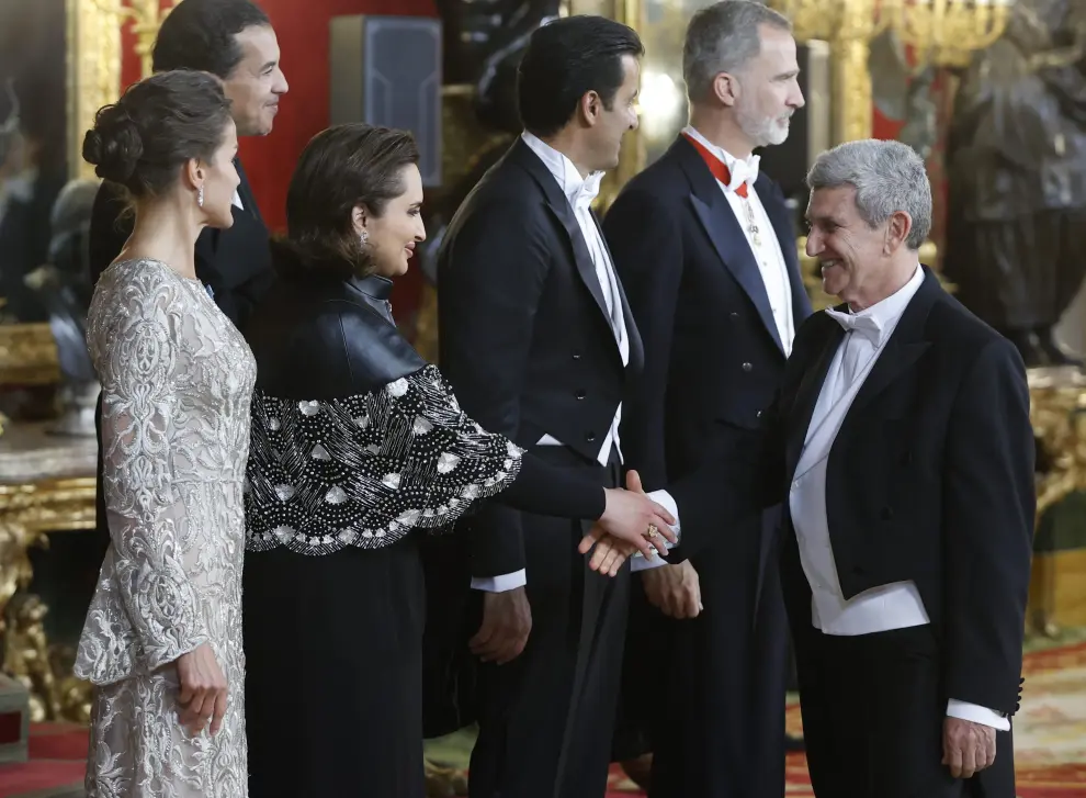 Spain's King Felipe VI, Queen Letizia, Qatari Emir Sheikh Tamim bin Hamad al-Thani and his wife Sheikha Jawaher bint Hamad bin Suhaim Al-Thani, stand during a gala dinner at the Royal Palace in Madrid, Spain, May 17, 2022. Juanjo Martin/Pool via REUTERS SPAIN-QATAR/