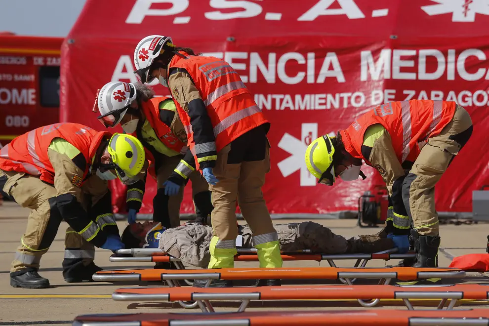 Simulcro del accidente de un avión millitar en el Base de Zaragoza.