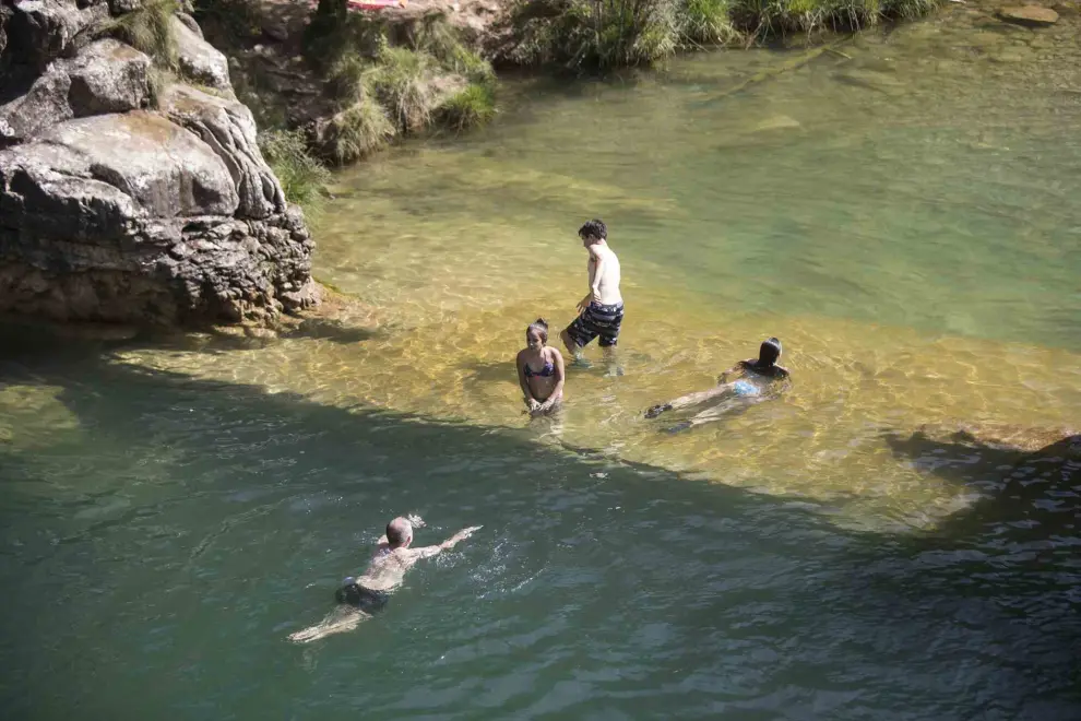 Gente bañándose en el pozo Pigalo