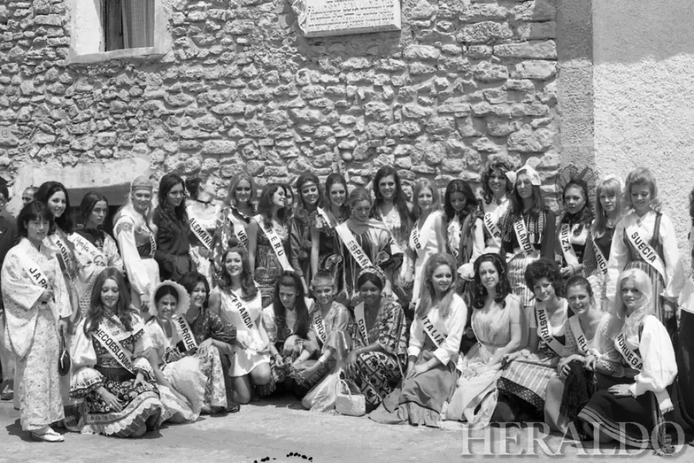 Visita a Fuendetodos de las representantes del certamen de Maja Internacional celebrado en Zaragoza. 1970-1971